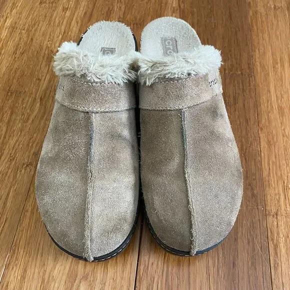 Crocs Cobbler Suede Mules Clogs Faux Fur Lined Womens 8 Brown Slip On 2.5" - Picture 2 of 10